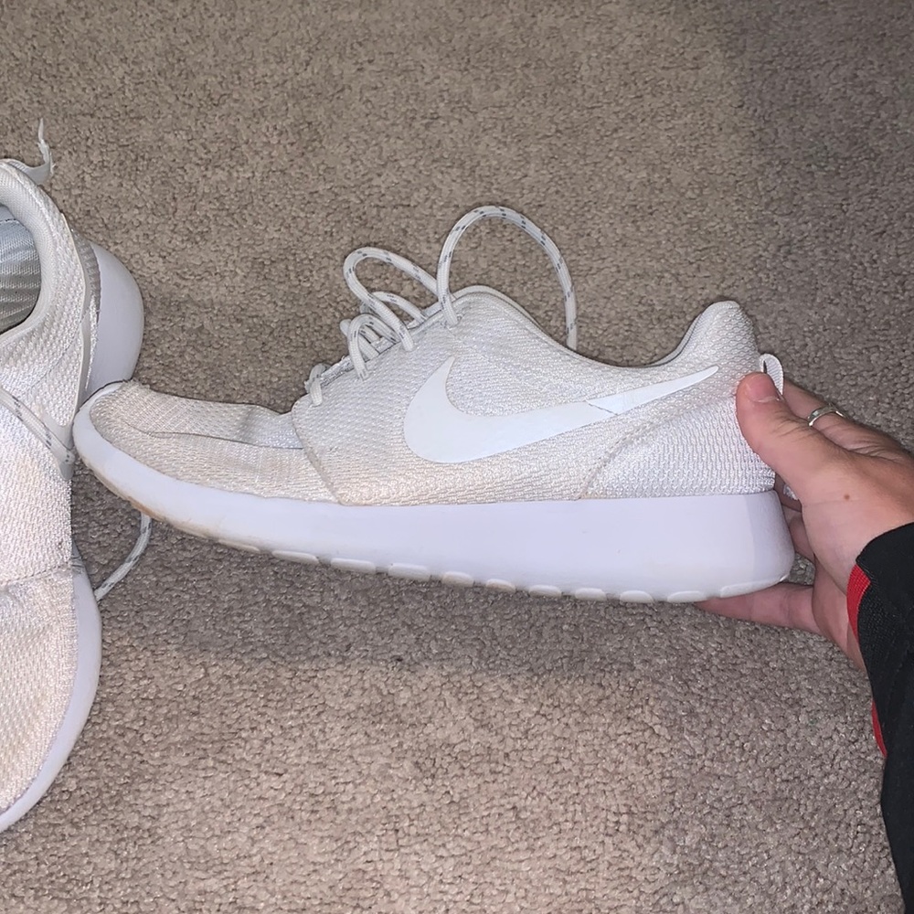 White Nike tennis shoes